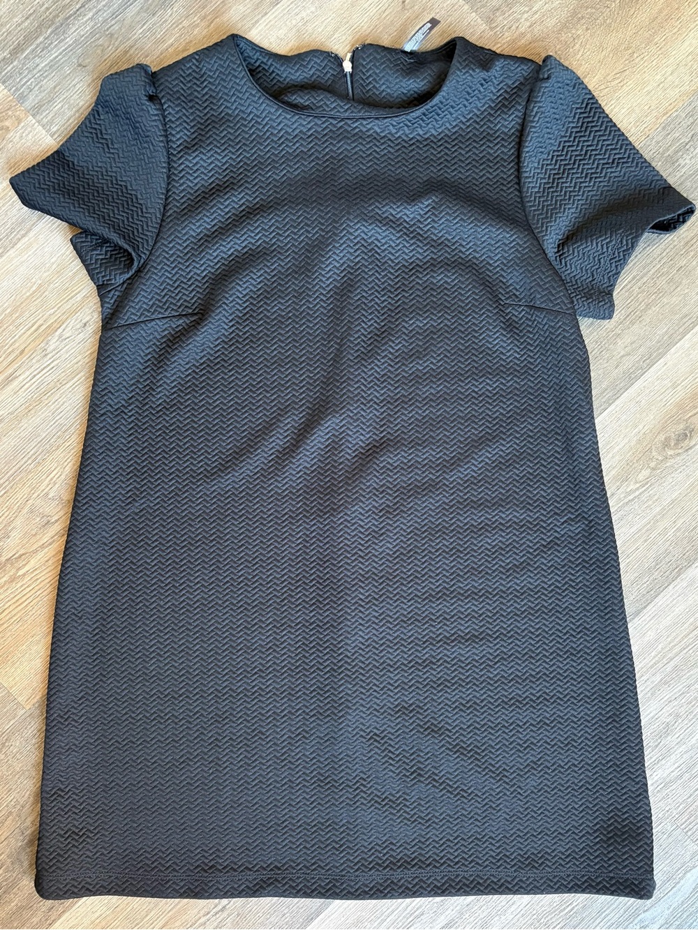 Massini Black Textured Shift Dress with Short Sleeves